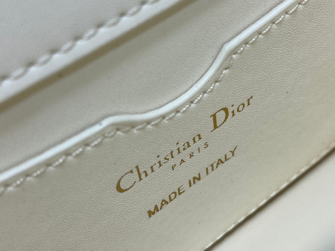 Dior-蒙田包 最新micro系列 白色