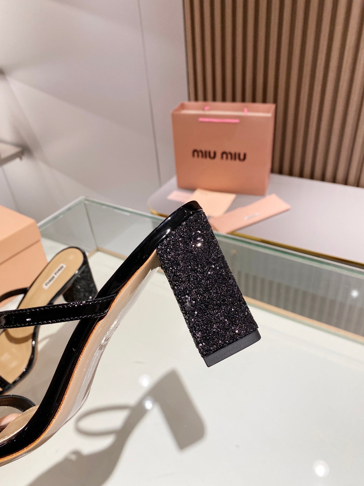 穆M家-2023春夏新款 一字帶高跟涼拖  8.5cm 黑色