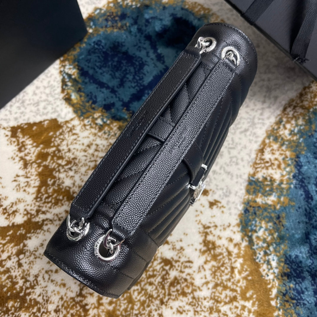 聖Y羅-Monogram魚子醬V型菱格絎縫紋路信封包 中號