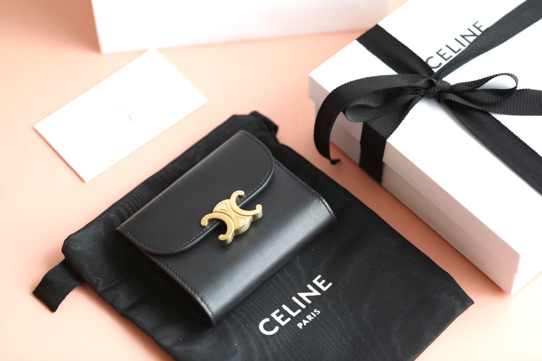 Celine TRIOMPHE 小號亮澤羊皮翻蓋錢包-黑色