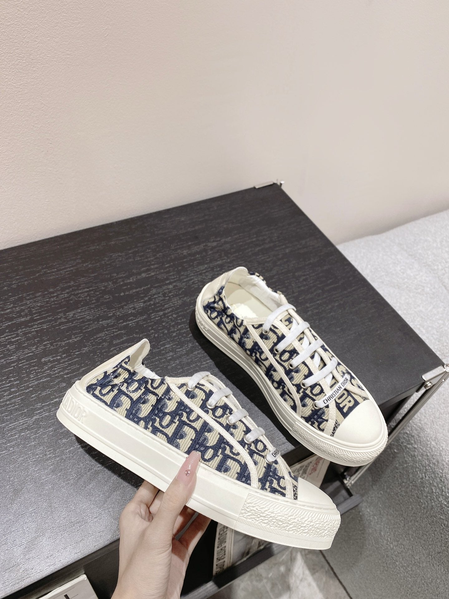 迪D家-帆布系列 平底休閒鞋 踩跟刺繡款