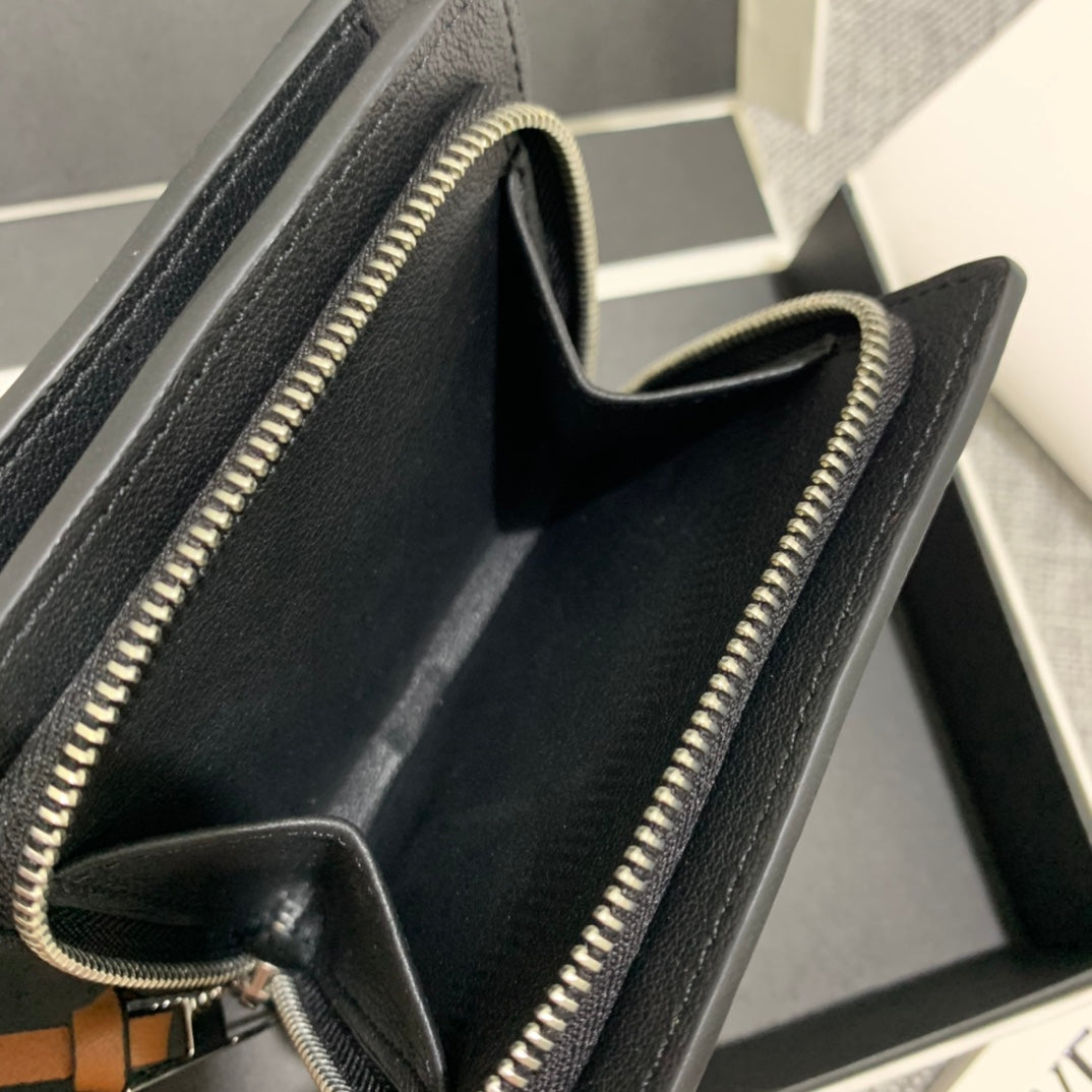 Loewe 特別限量款“灰塵精靈”系列短夾