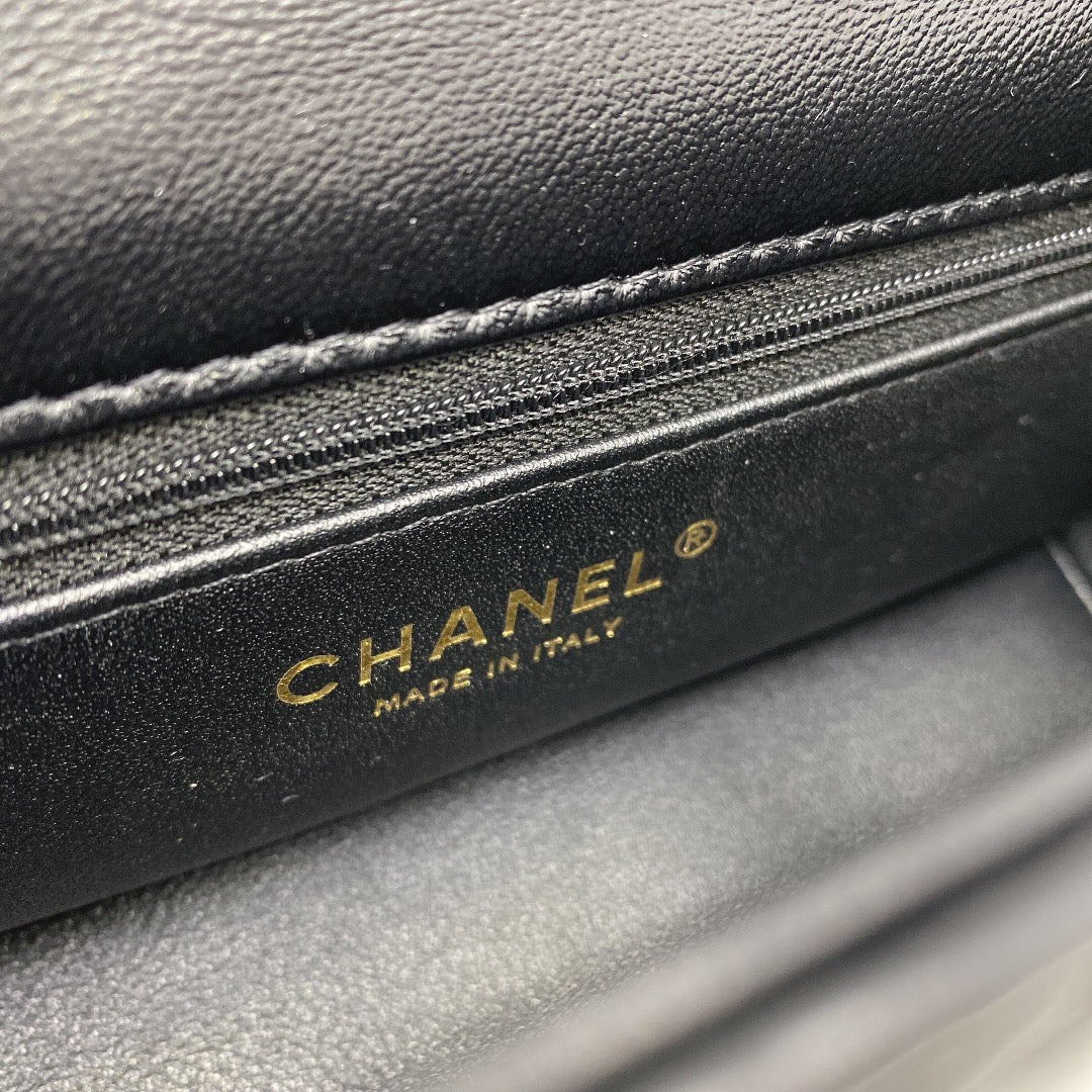 Chanel 拋光小羊皮菱格口蓋包