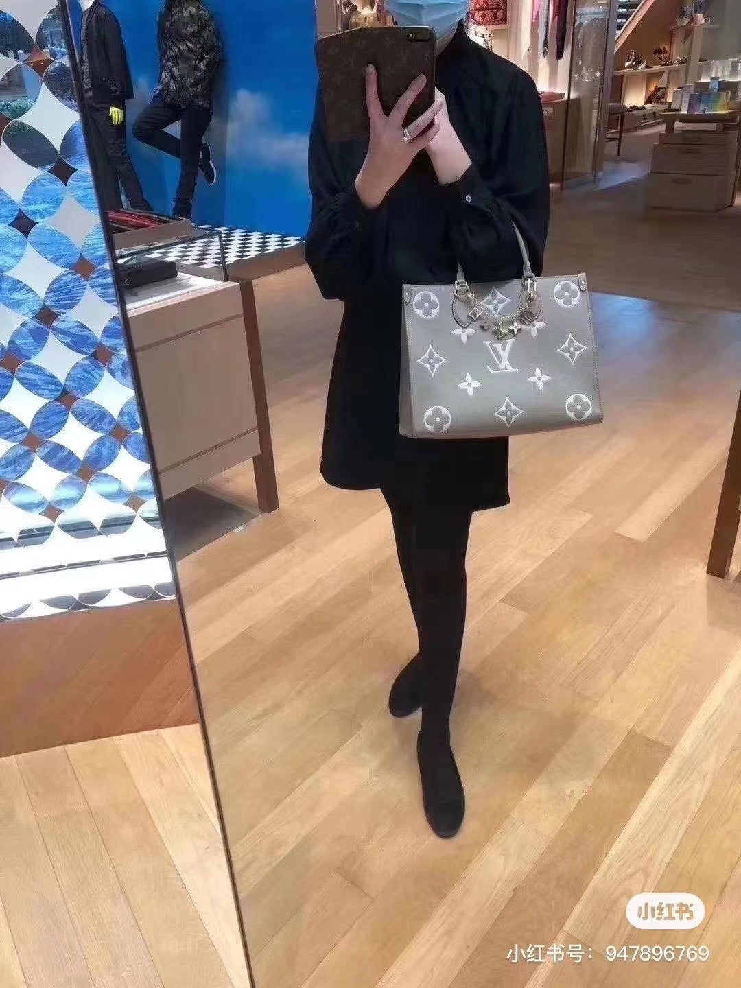 M45494 路L家-Onthego Tote 包 中號 上身照