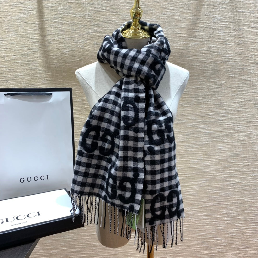 Gucci 新款大LOGO圍巾