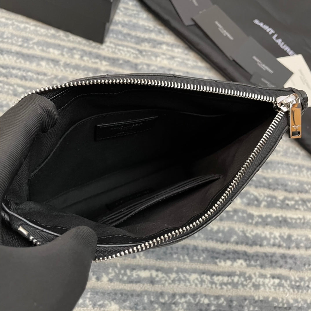 YSL經典MONOGRAM小號絎縫皮革手拿包-黑色牛皮銀扣