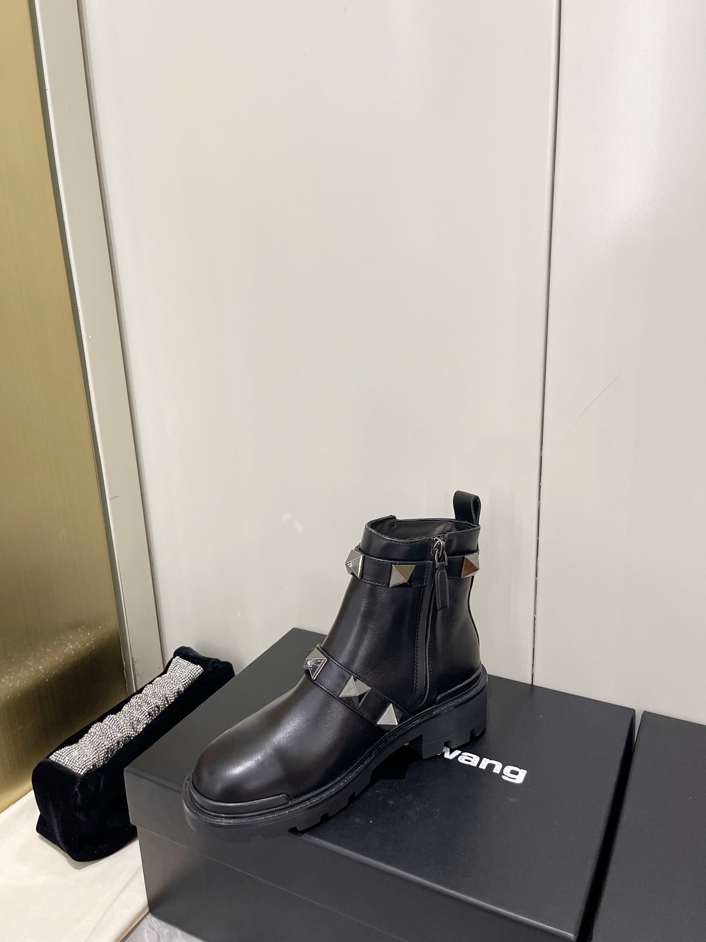 范倫V-2022秋冬新款 大鉚釘短靴