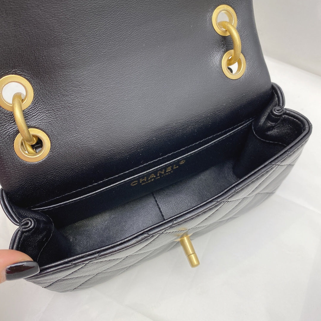 Chanel 拋光小羊皮菱格口蓋包
