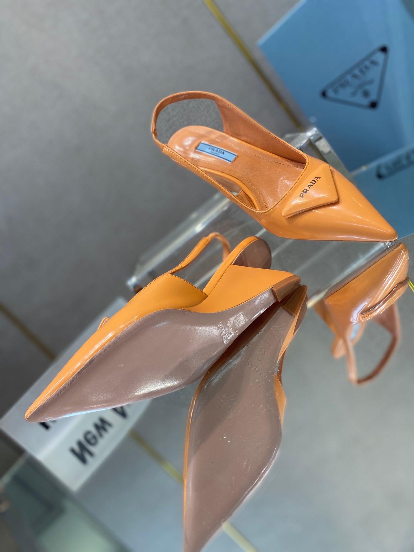Prada鞋-Prada 漆皮低跟涼鞋（橘）