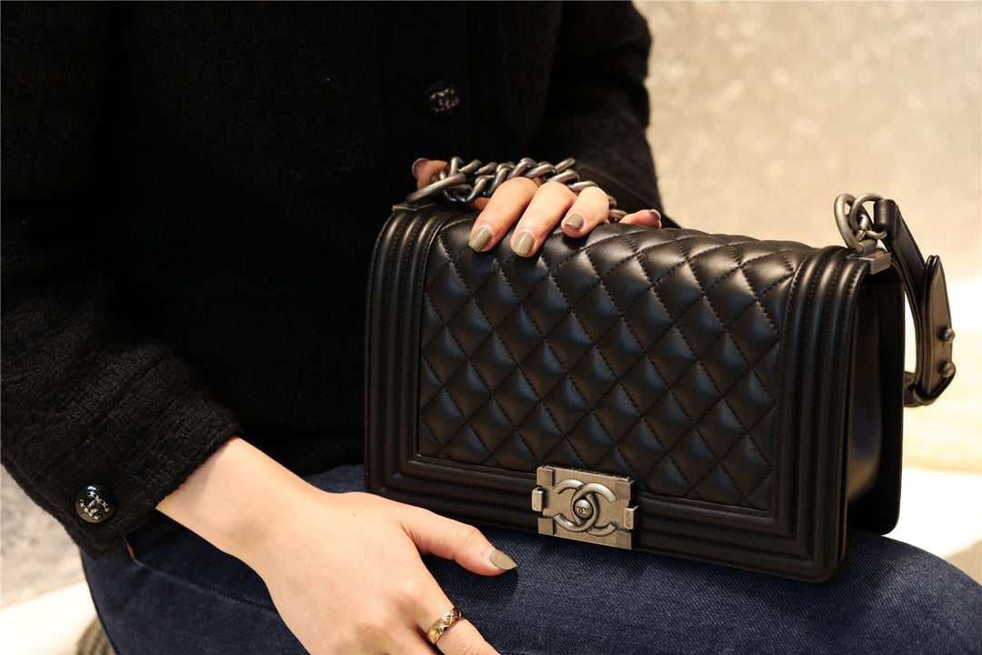 Chanel Leboy 25-黑色胎牛皮-復古銀扣