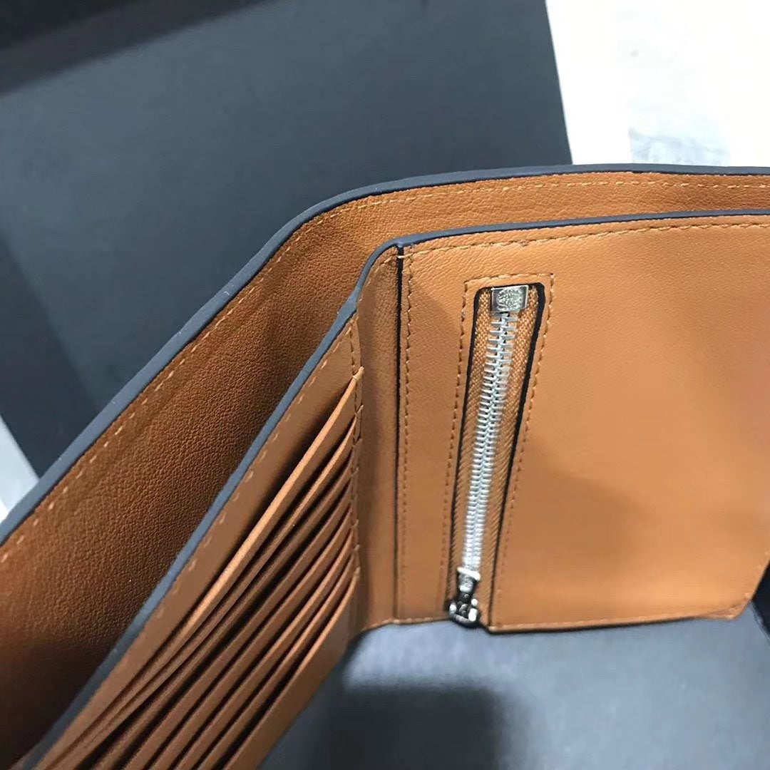Loewe 對折中夾