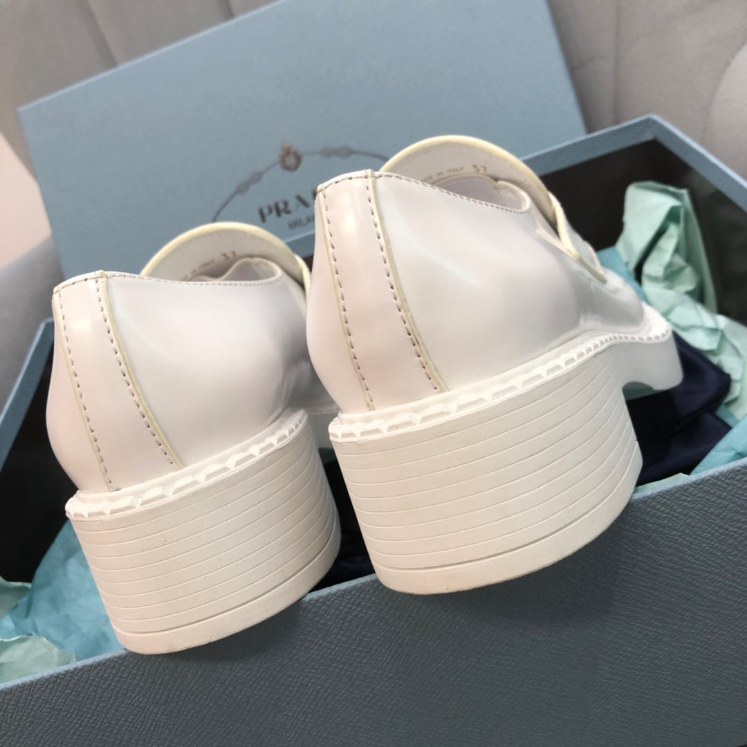 Prada鞋-Prada Loafers 亮皮三角銀字logo 厚底樂福鞋（白色）