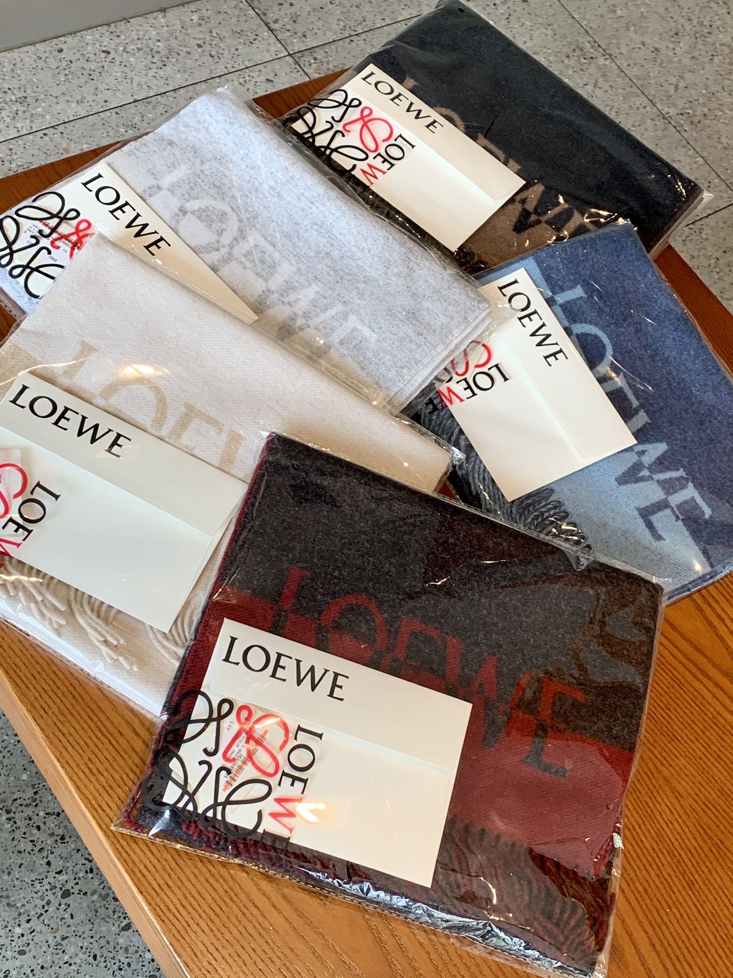 羅L威-字母拼色流蘇圍巾 90%澳毛+10%羊絨 灰色