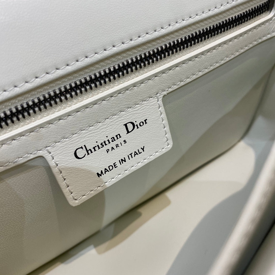 Dior-Caro 菱格紋 胖胖包 中號 白色