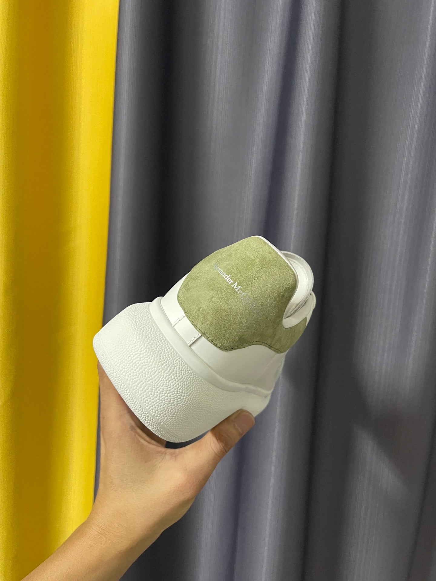 麥M昆-經典小白鞋 男女同款 新顏色 草綠絨尾