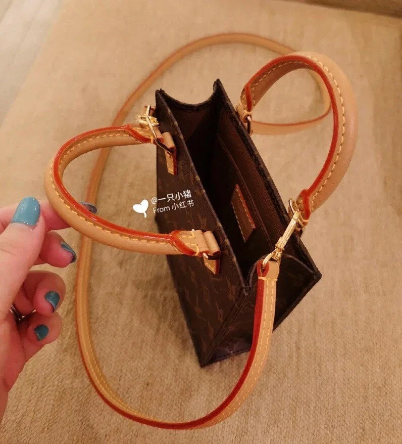 M69442 路L家-PETIT SAC PLAT 手袋 上身照