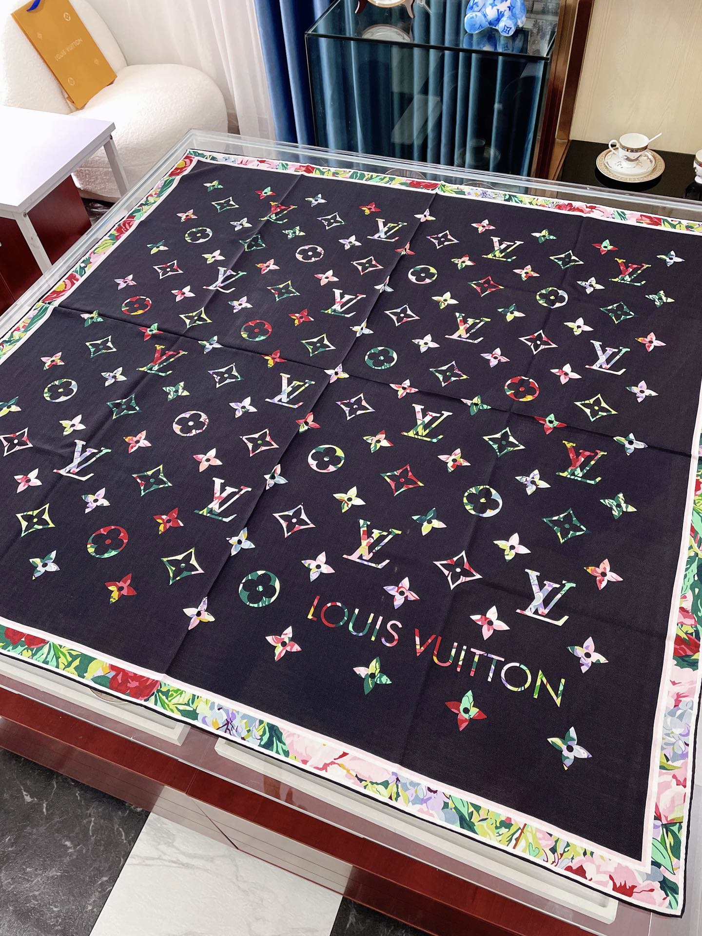 路L家-桑蠶絲絲絨方形圍巾 140*140cm 70%羊絨+30%真絲