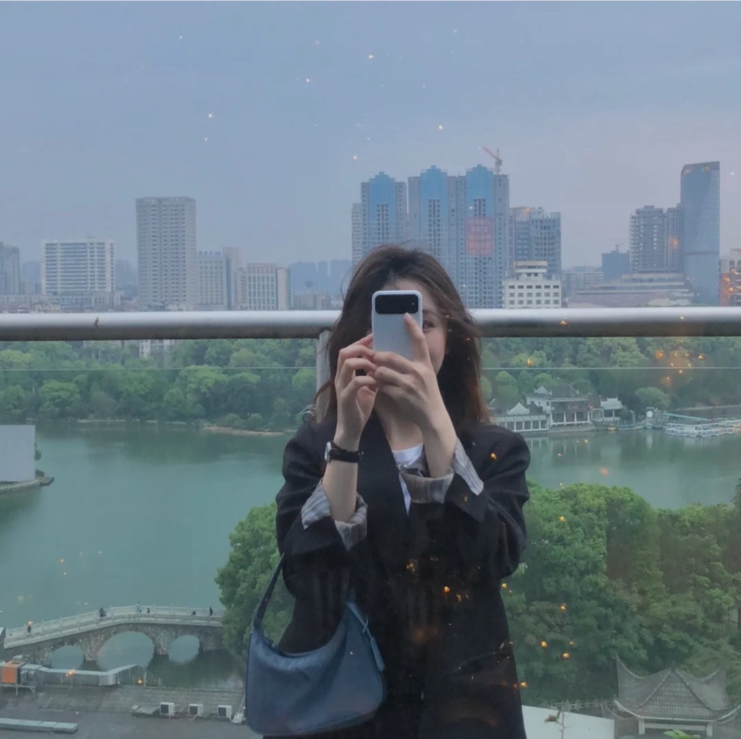 普P家-尼龍布 Hobo腋下包 藍色 上身圖