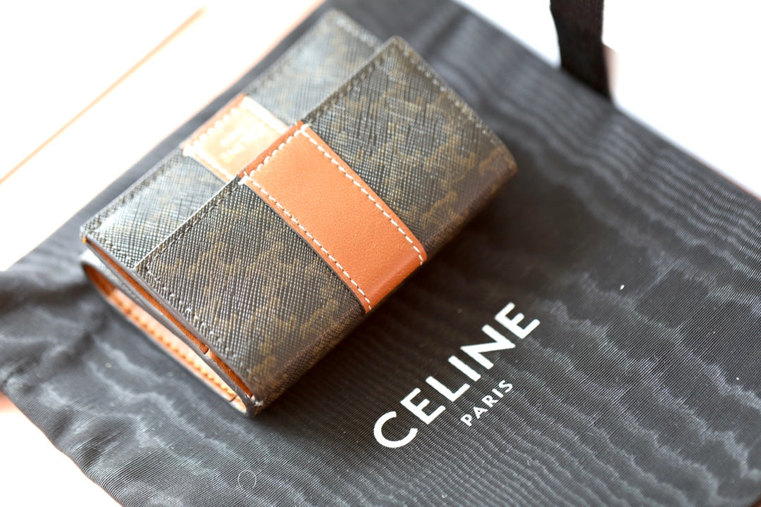Celine TRIOMPHE CANVAS標誌印花和羊皮革折疊短款錢包