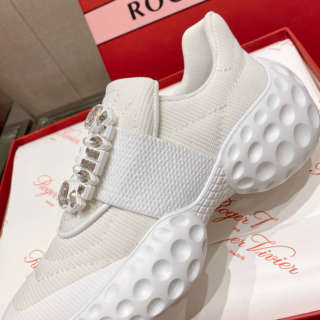 Roger Vivier Run Light 全新的水晶扣運動鞋
