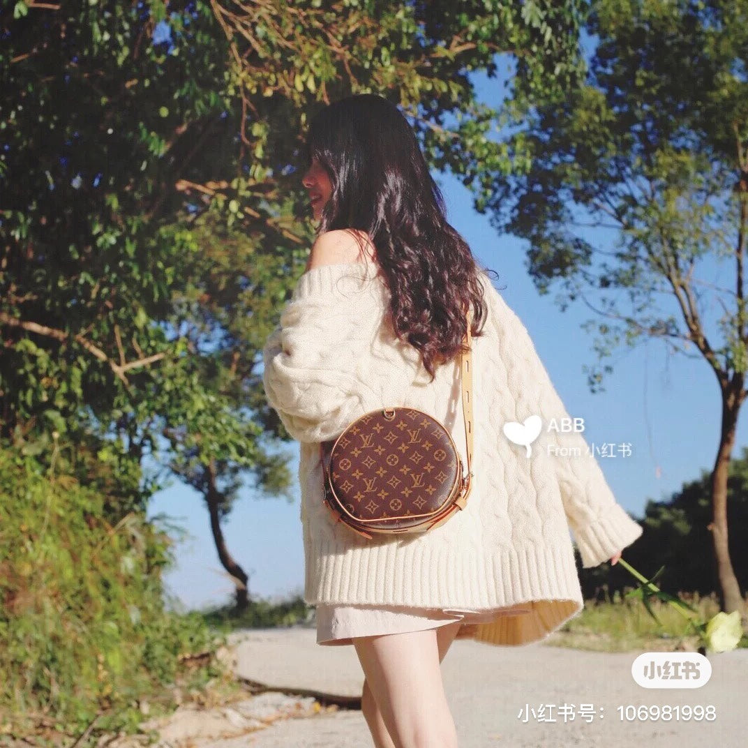 M52294 路L家-BOITE CHAPEAU SOUPLE軟圓餅包 上身照