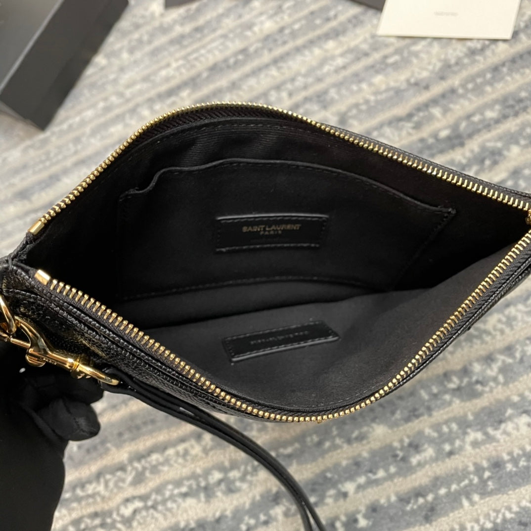 YSL Monogram 手拿包-黑山形紋金扣