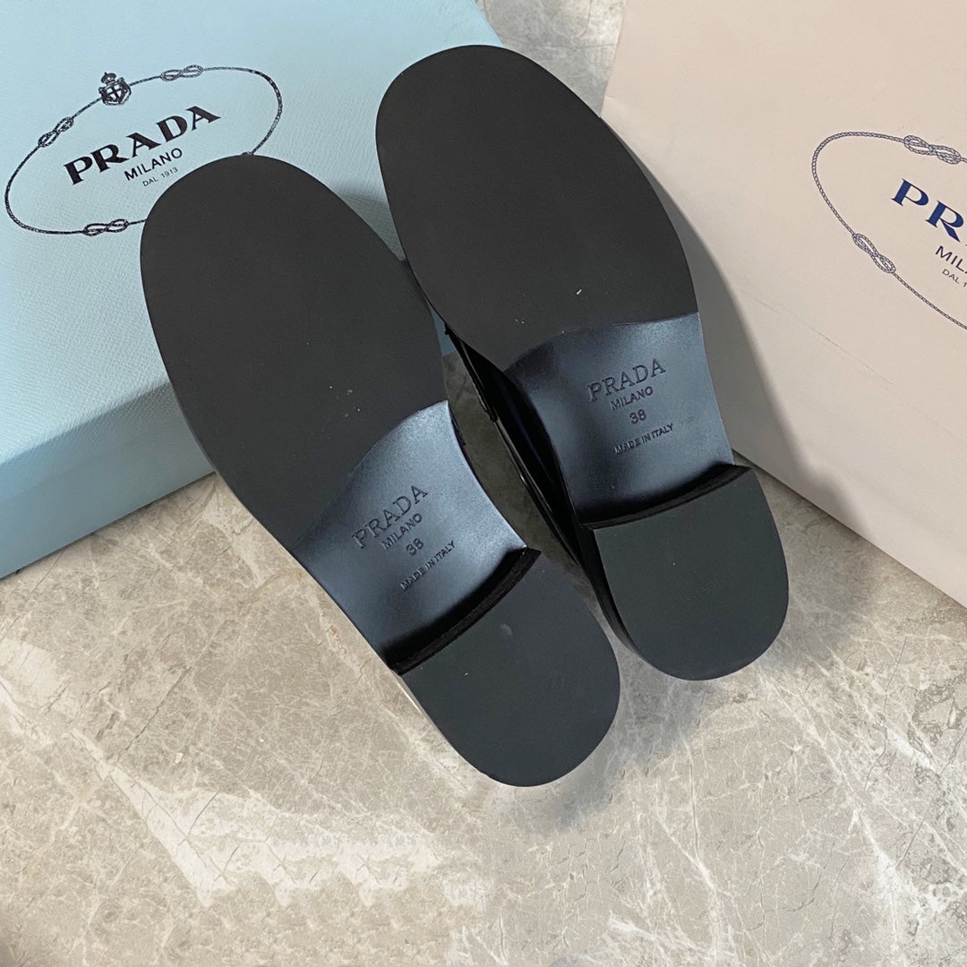 Prada鞋-Prada 經典三角標 方頭樂福鞋（黑）