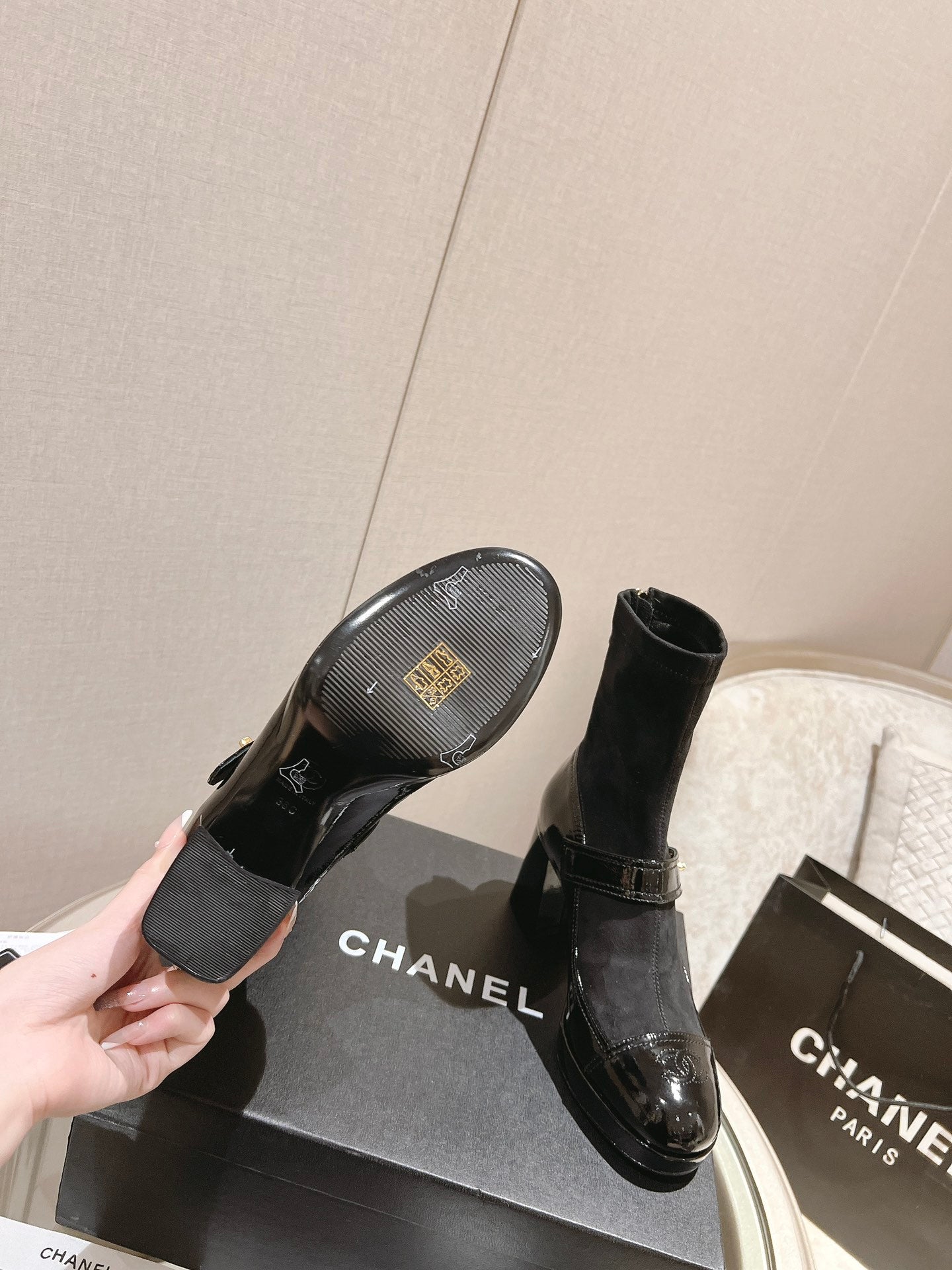 小香家-巴黎走秀款 中性風樂福高跟鞋 黑色