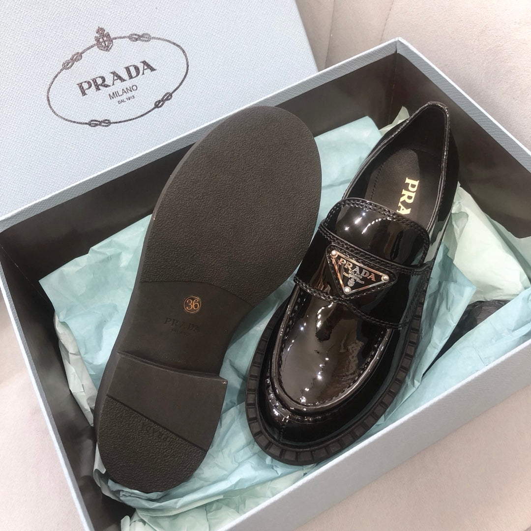 Prada鞋-Parda Loafers 亮皮三角銀字logo 厚底樂福鞋（黑色）
