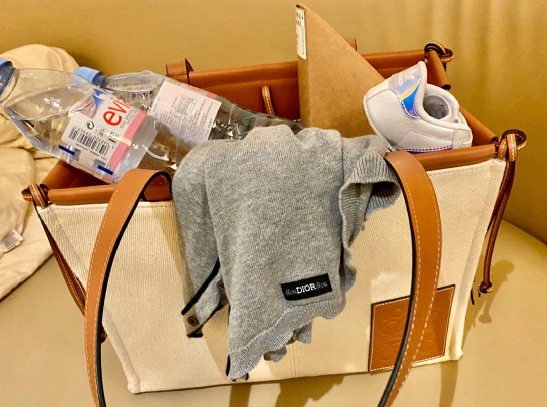 羅L威-Cushion tote 白色棕皮 上身圖