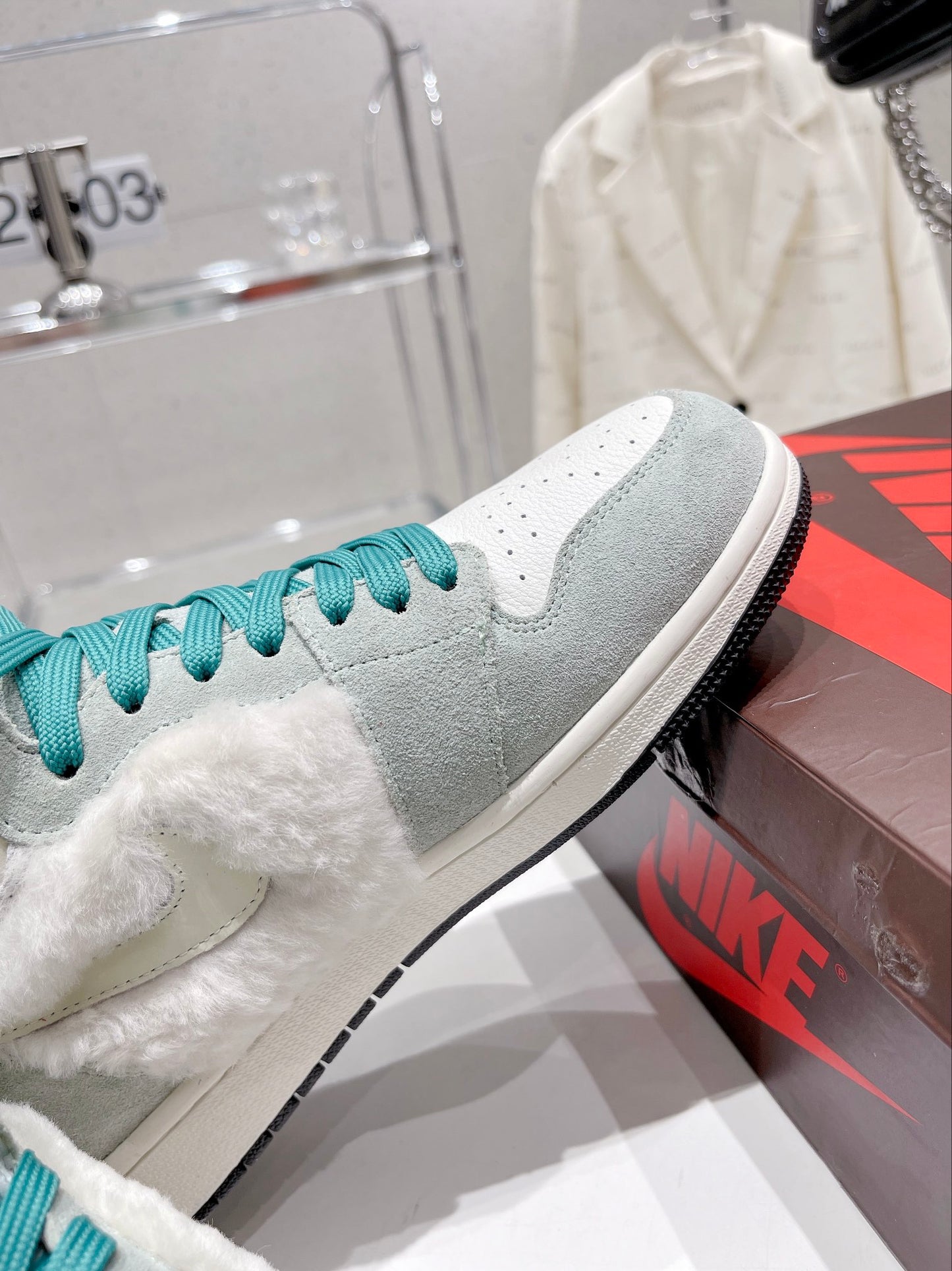 N1KE-WMNS Air Jordan 1 男女同款 毛毛款 灰色