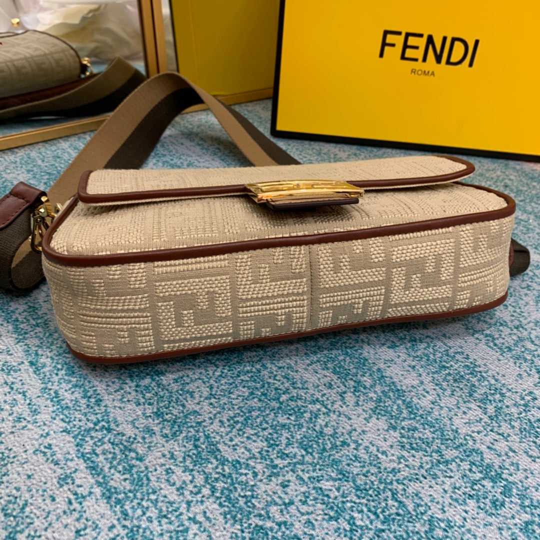 芬F家-Baguette-中長型棕色刺繡法棍包