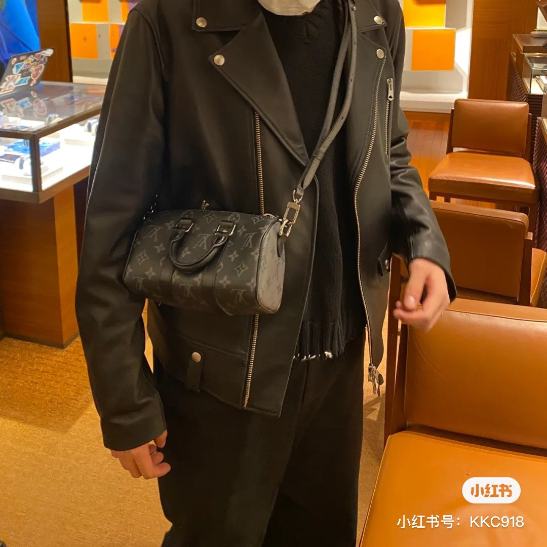 M45947 路L家-Keepall XS 手袋 上身照