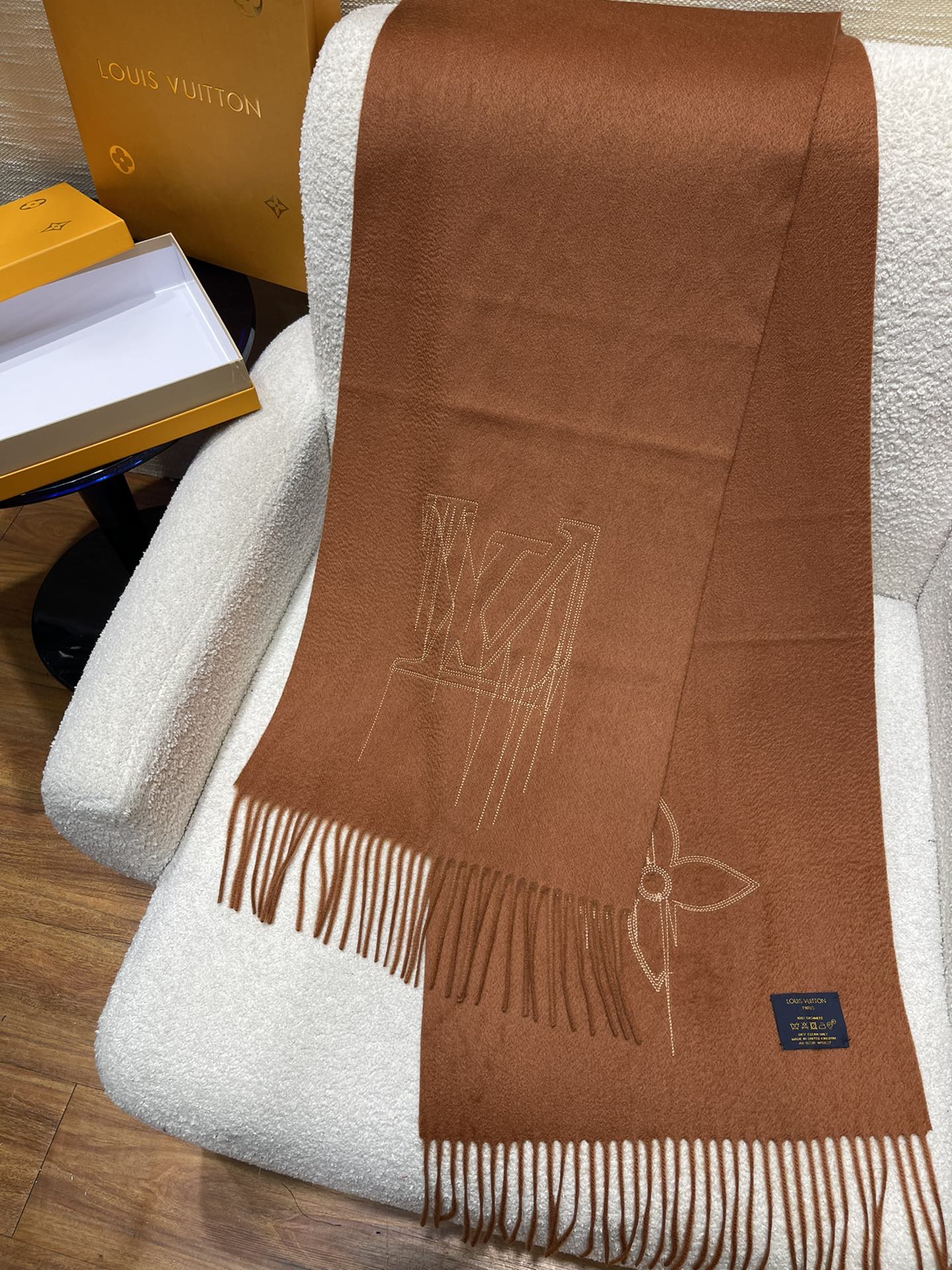路L家-刺繡演繹圍巾 180*35cm 100%山羊絨 駝色