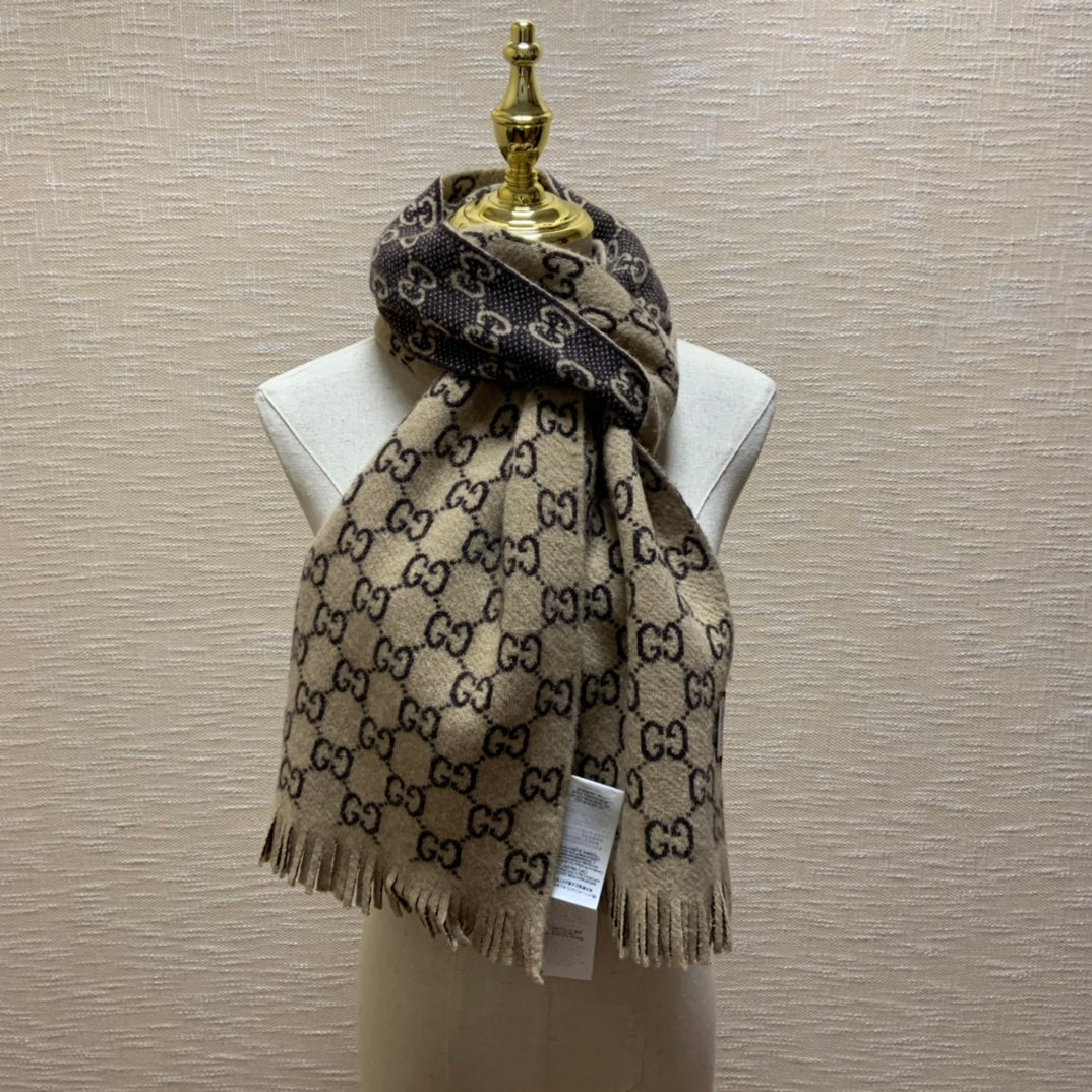 Gucci 雙面羔羊毛圍巾