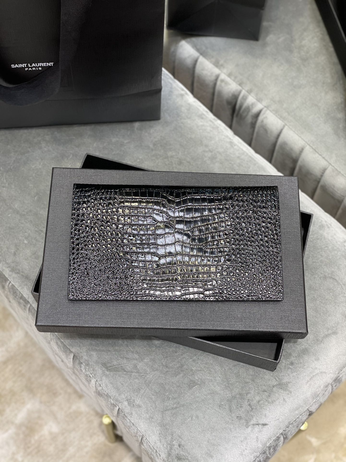 YSL ptown_新品手拿包-黑鱷魚紋銀扣