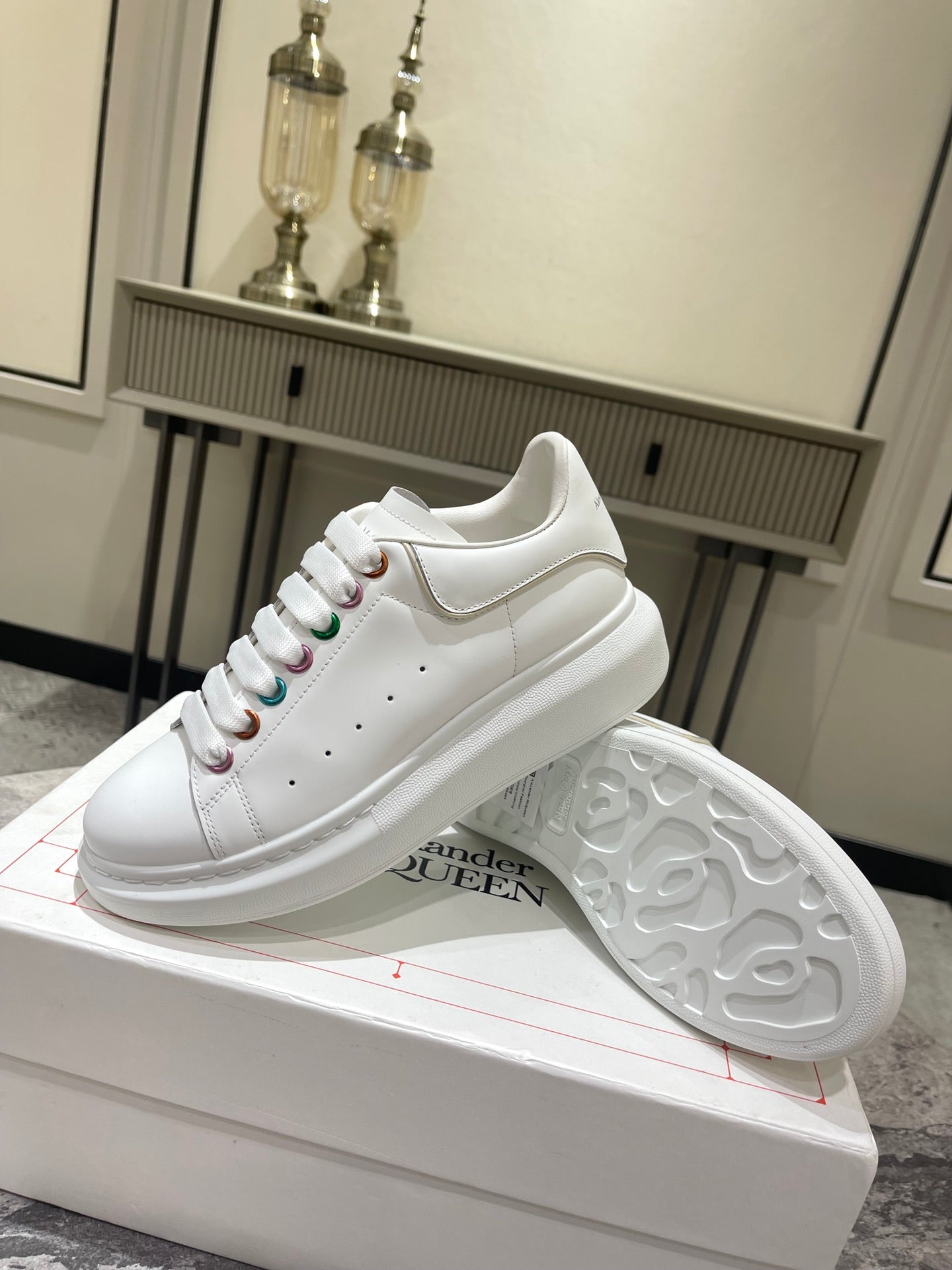 麥M昆-經典小白鞋 金屬彩虹雞眼