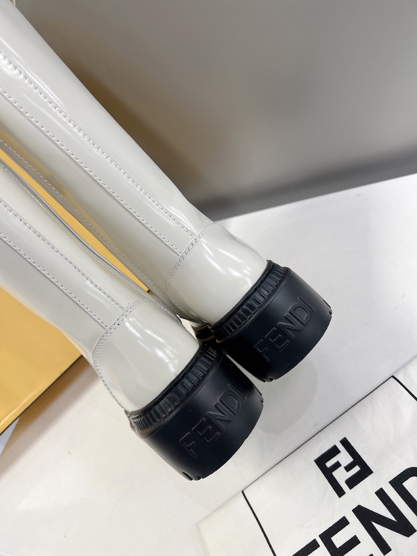 芬F家-2022早春新款 綁帶字母扣馬丁靴 白色
