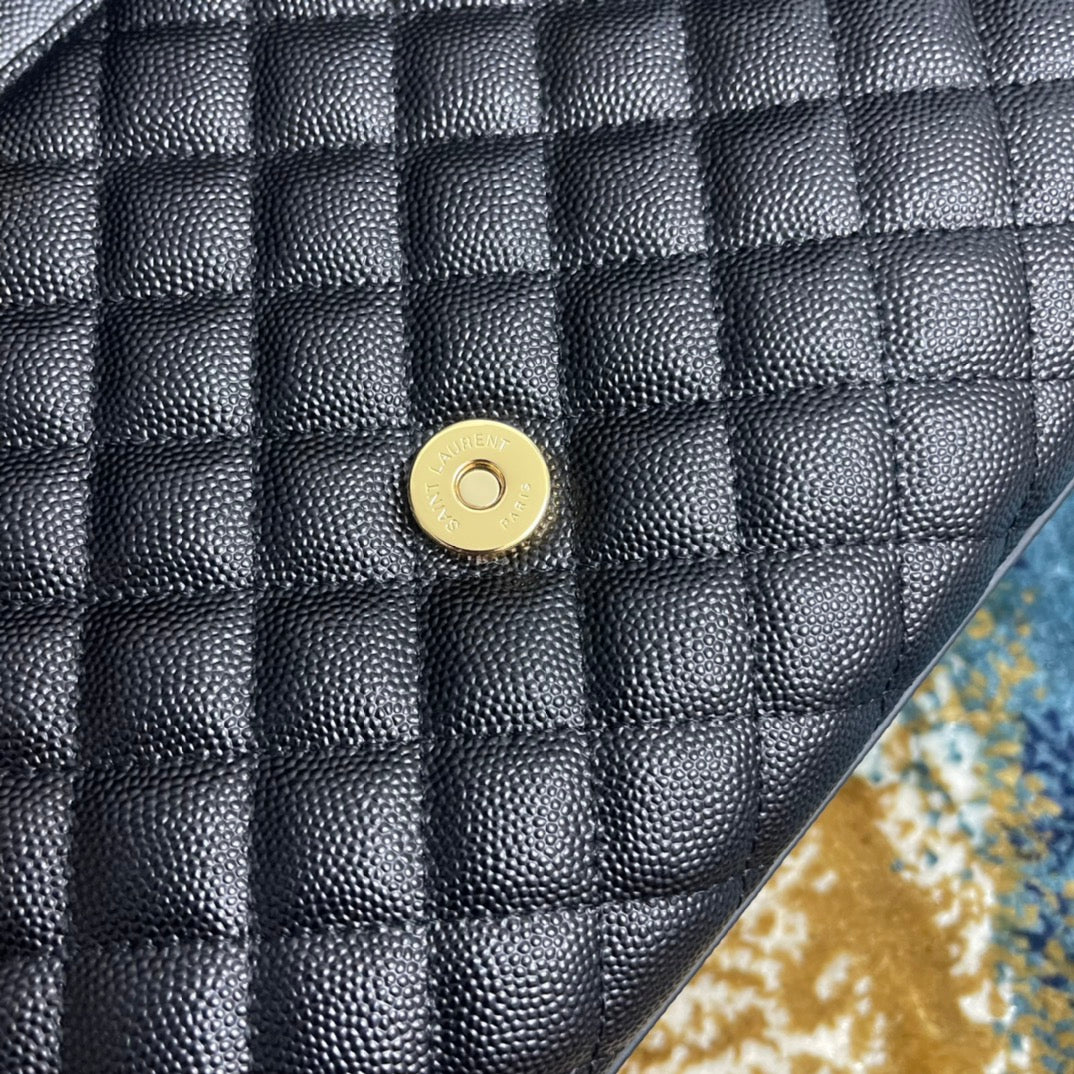 聖Y羅-Monogram魚子醬V型菱格絎縫紋路信封包 中號
