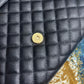 聖Y羅-Monogram魚子醬V型菱格絎縫紋路信封包 中號