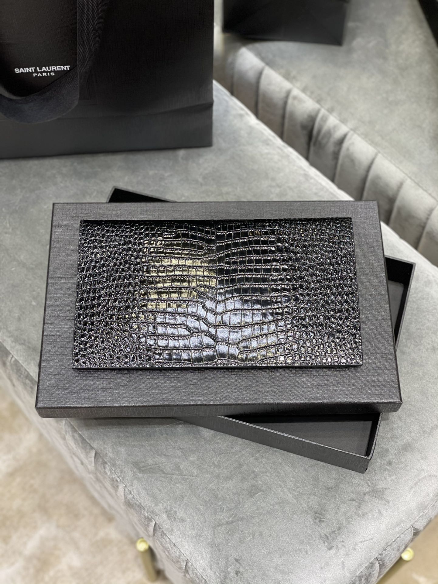 YSL ptown_新品手拿包-黑鱷魚紋金扣