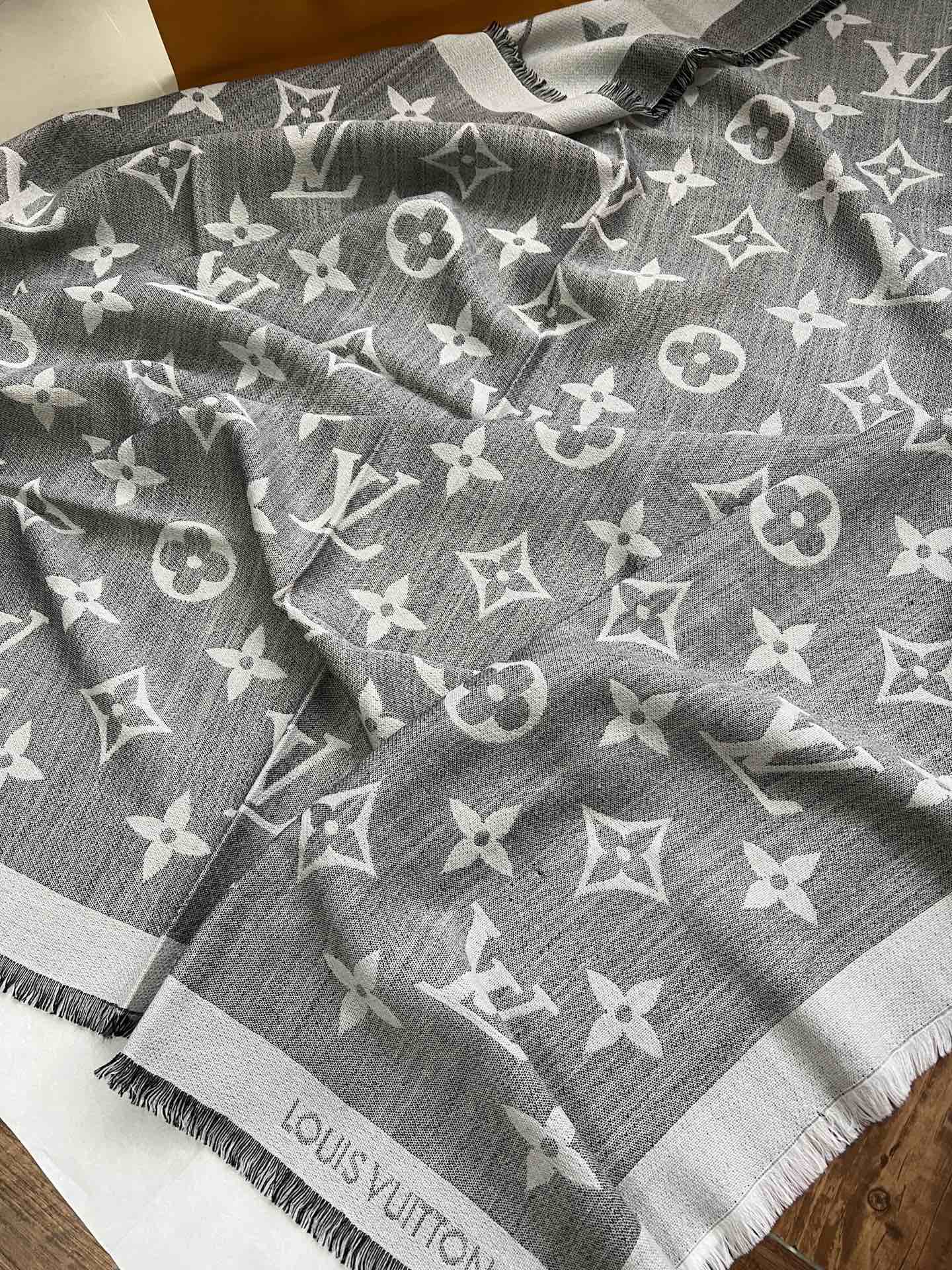 路L家-Monogram方巾 140*140cm 70%羊絨30%真絲 灰色