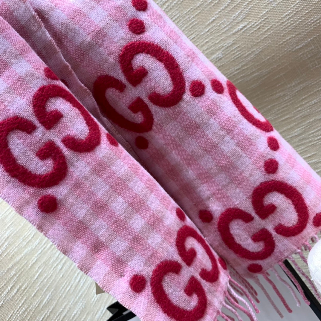 Gucci 新款大LOGO圍巾
