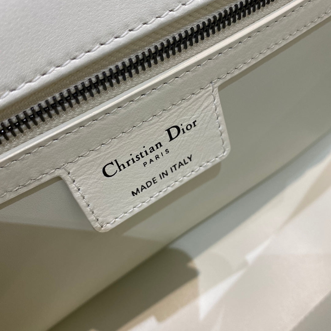 Dior-Caro 菱格紋 胖胖包 大號 白色