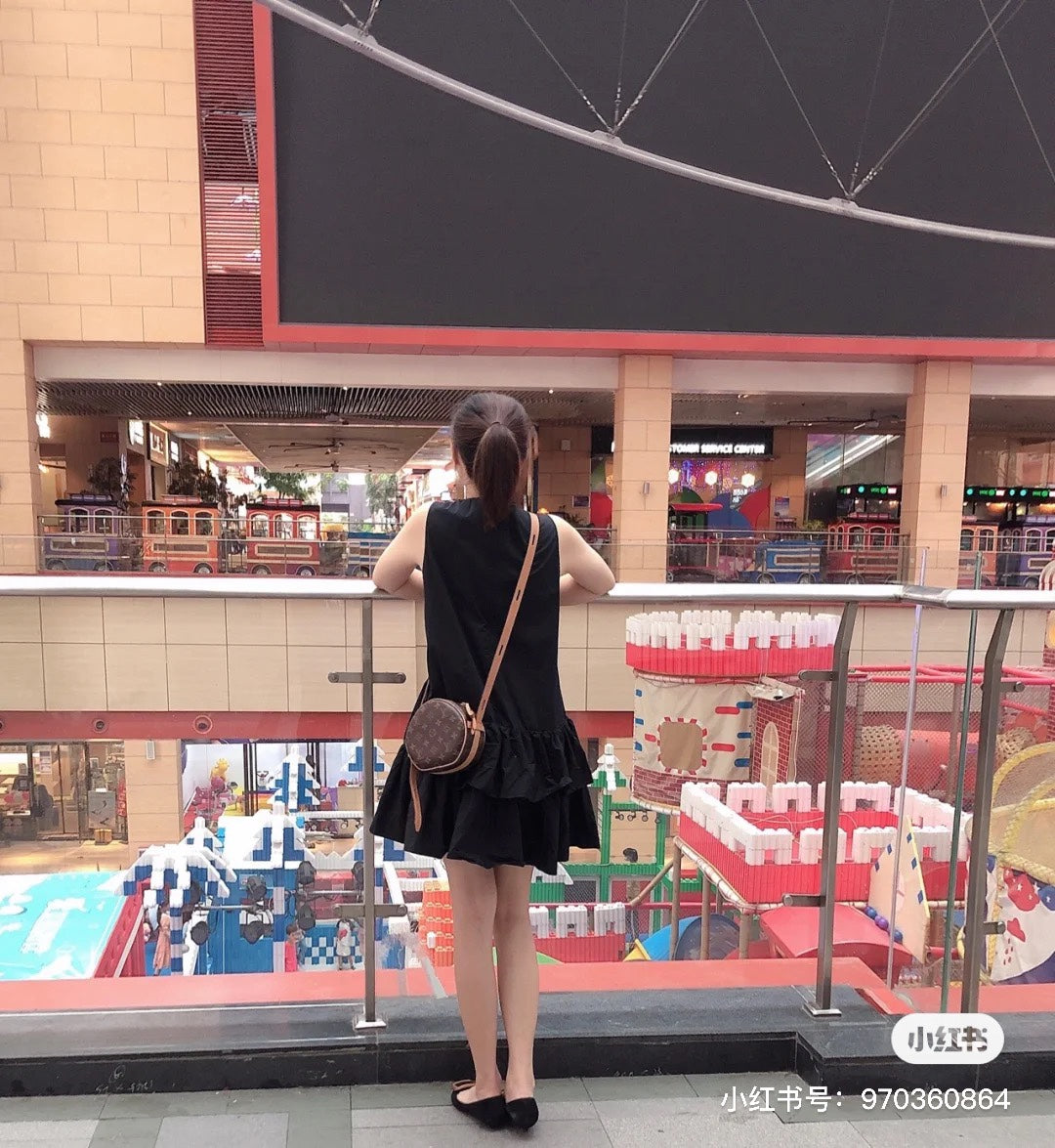 M45149 路L家-BOITE  CHAPEAU SOUPLE 圓餅包 小號 上身照