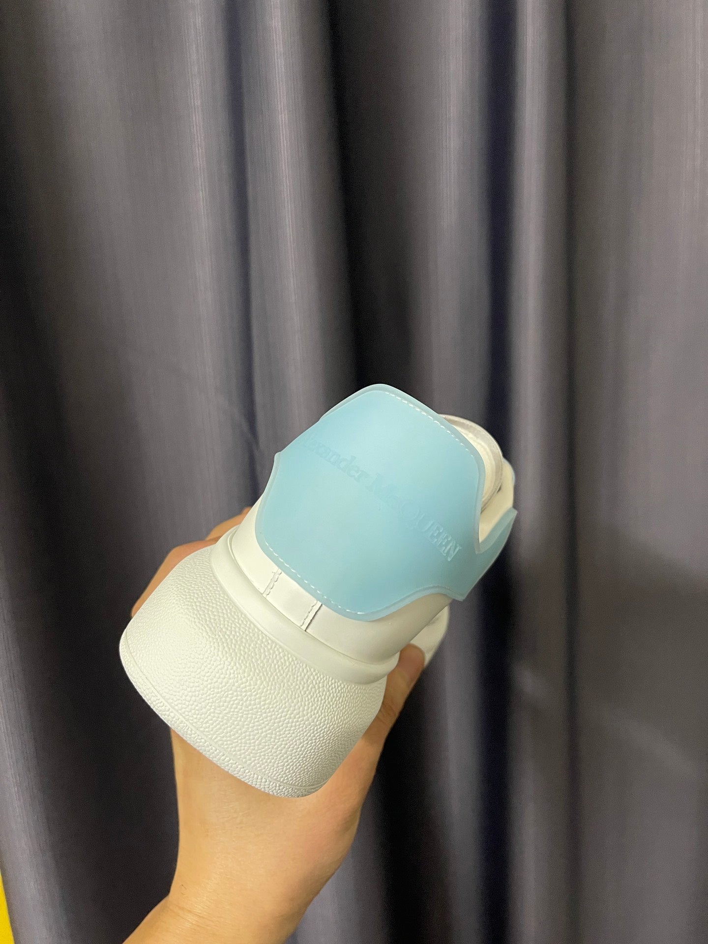 麥M昆-經典小白鞋 男女同款 透明藍滴膠尾