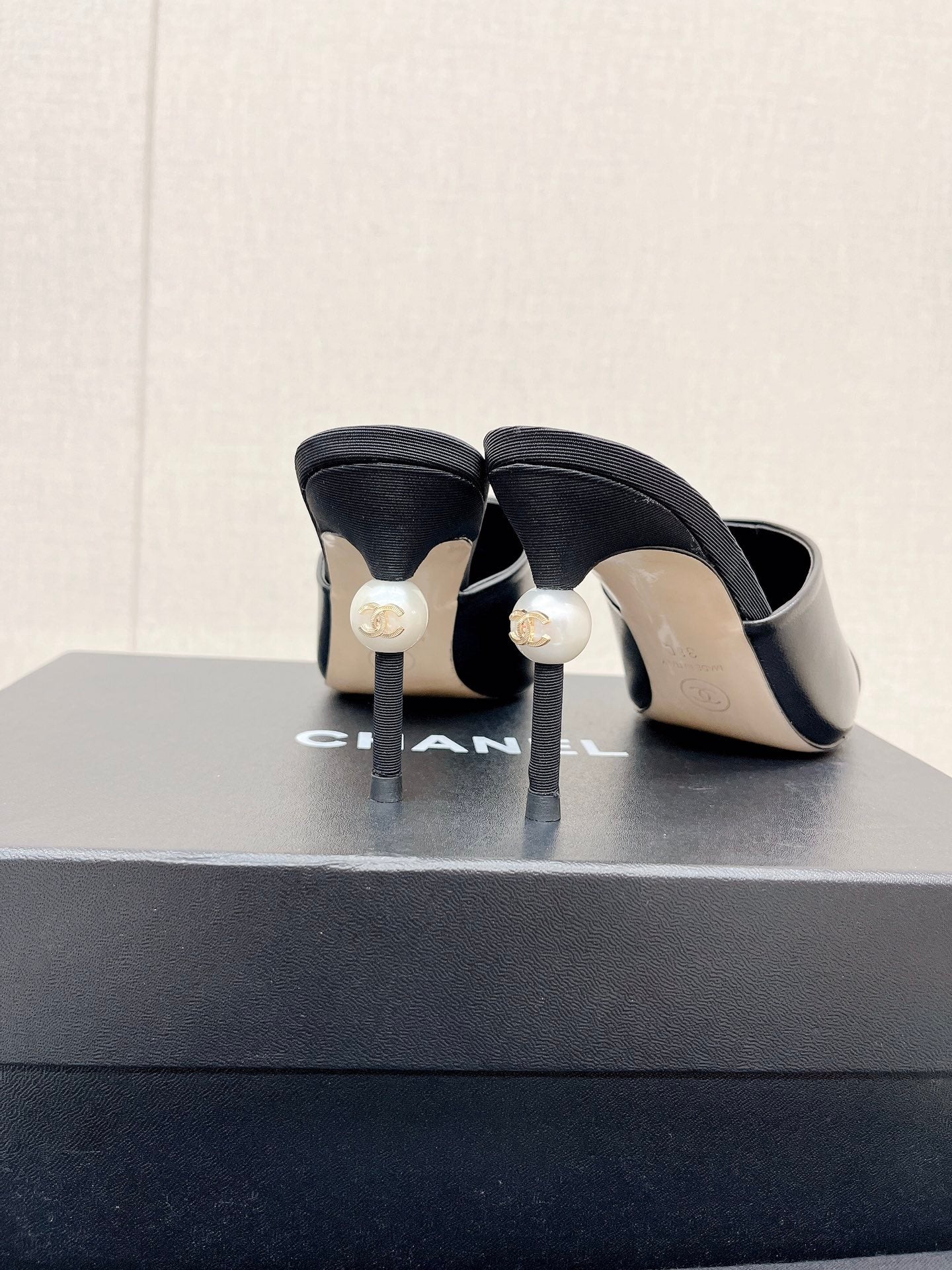 小香家-coco珍珠高跟拖鞋 8.5cm 黑色