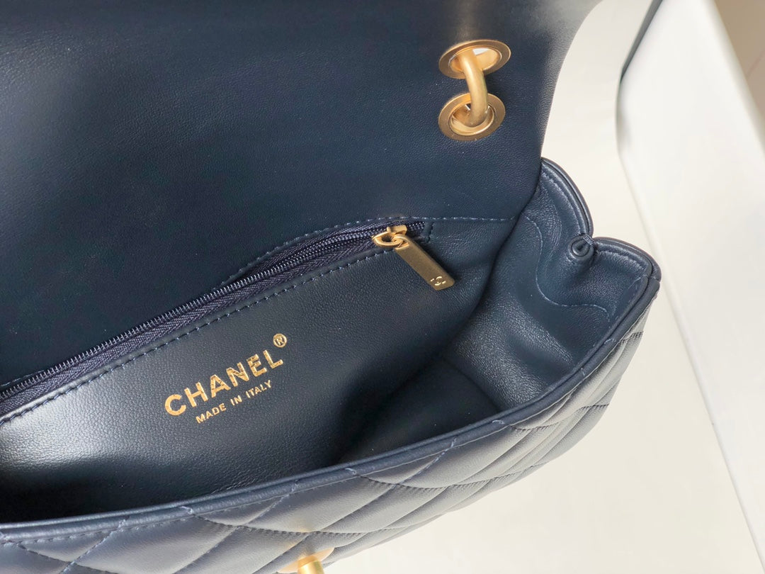 Chanel 拋光小羊皮菱格口蓋包-深藍色