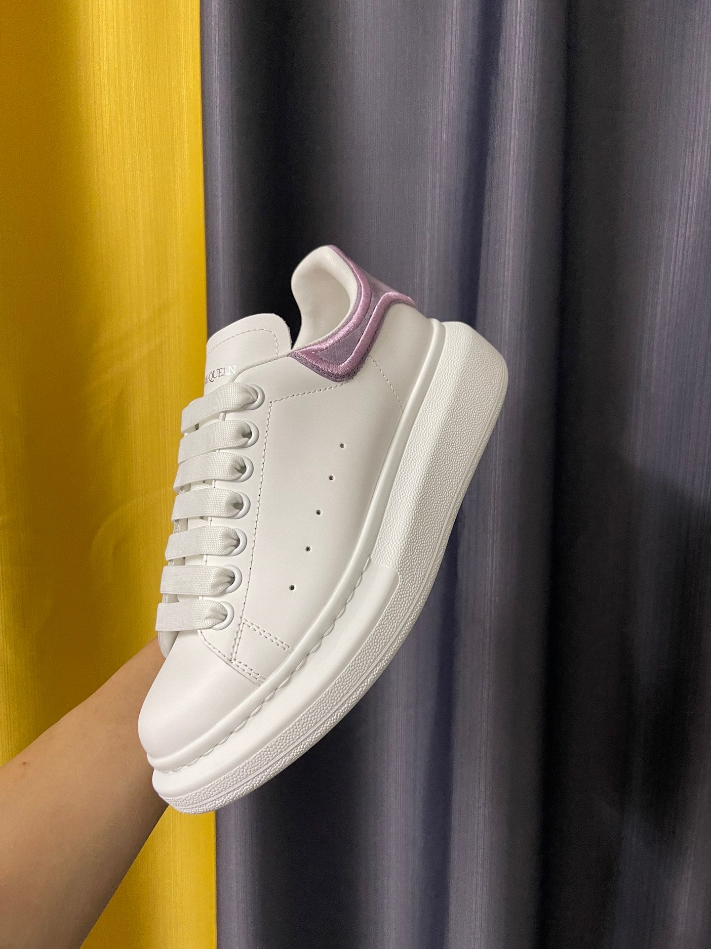 麥M昆-經典小白鞋 男女同款 紫色電繡尾