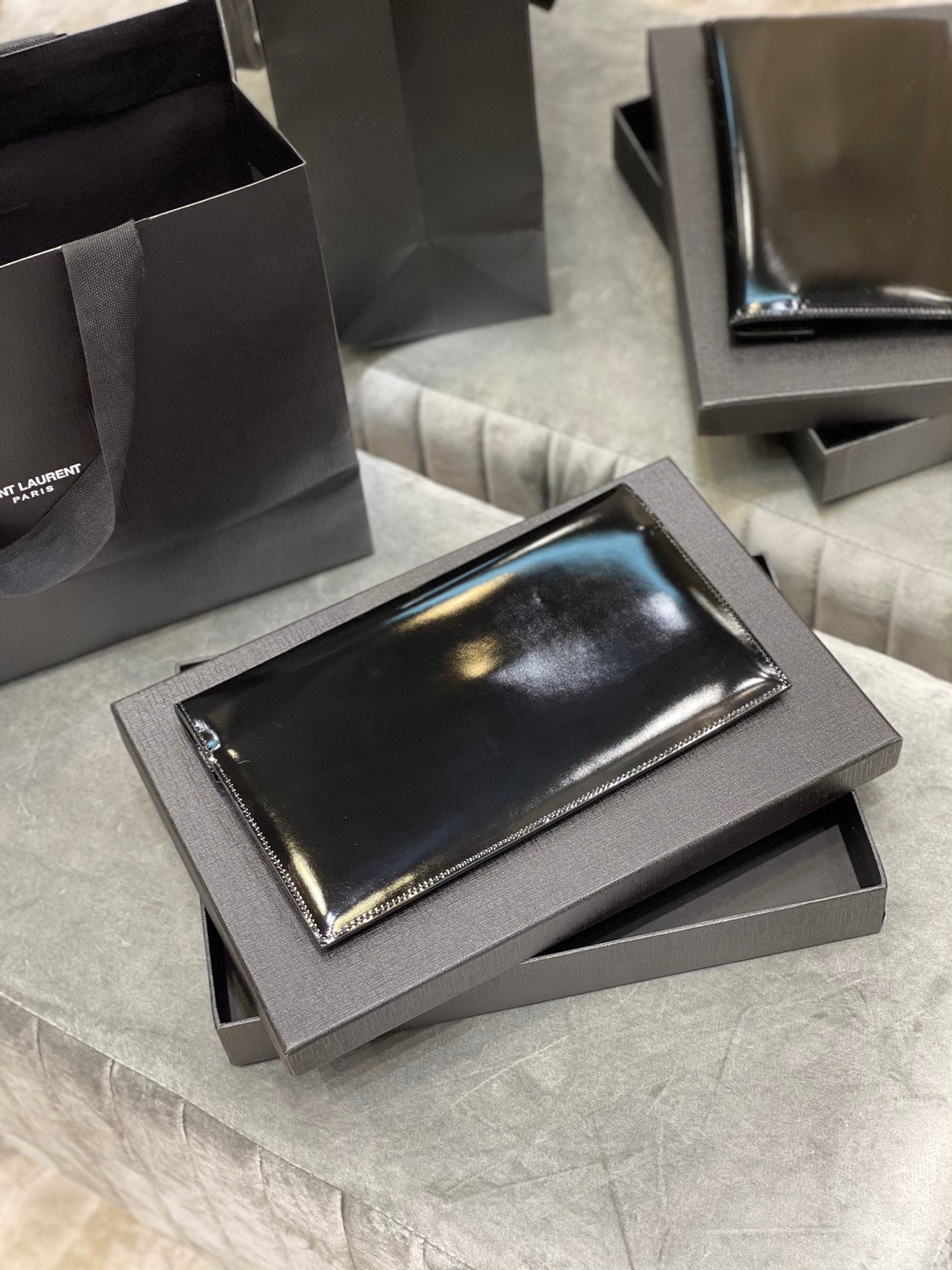 YSL ptown_新品手拿包-黑光滑皮金釦